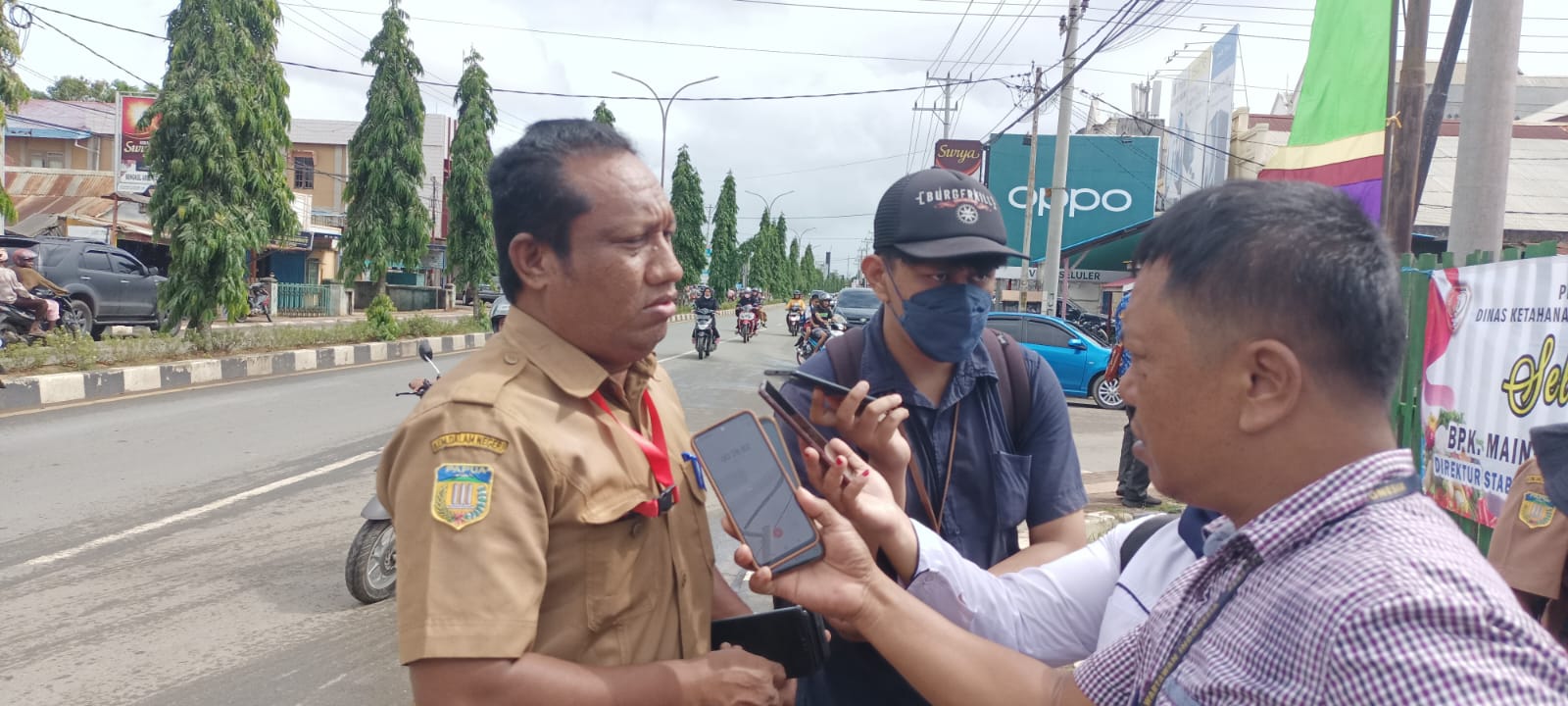 Kadis Perindagkop Kabupaten Merauke, Erik Rumlus saat diwawancarai sejumlah wartawan – Surya Papua/Frans Kobun