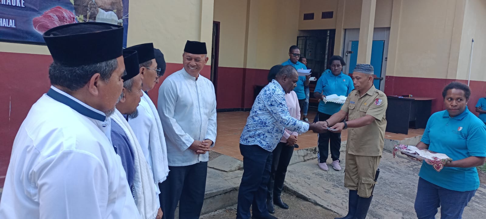 Bupati Merauke, Romanus Mbaraka menyerahkan parang kepada salah seorang petugas – Surya Papua/Frans Kobun