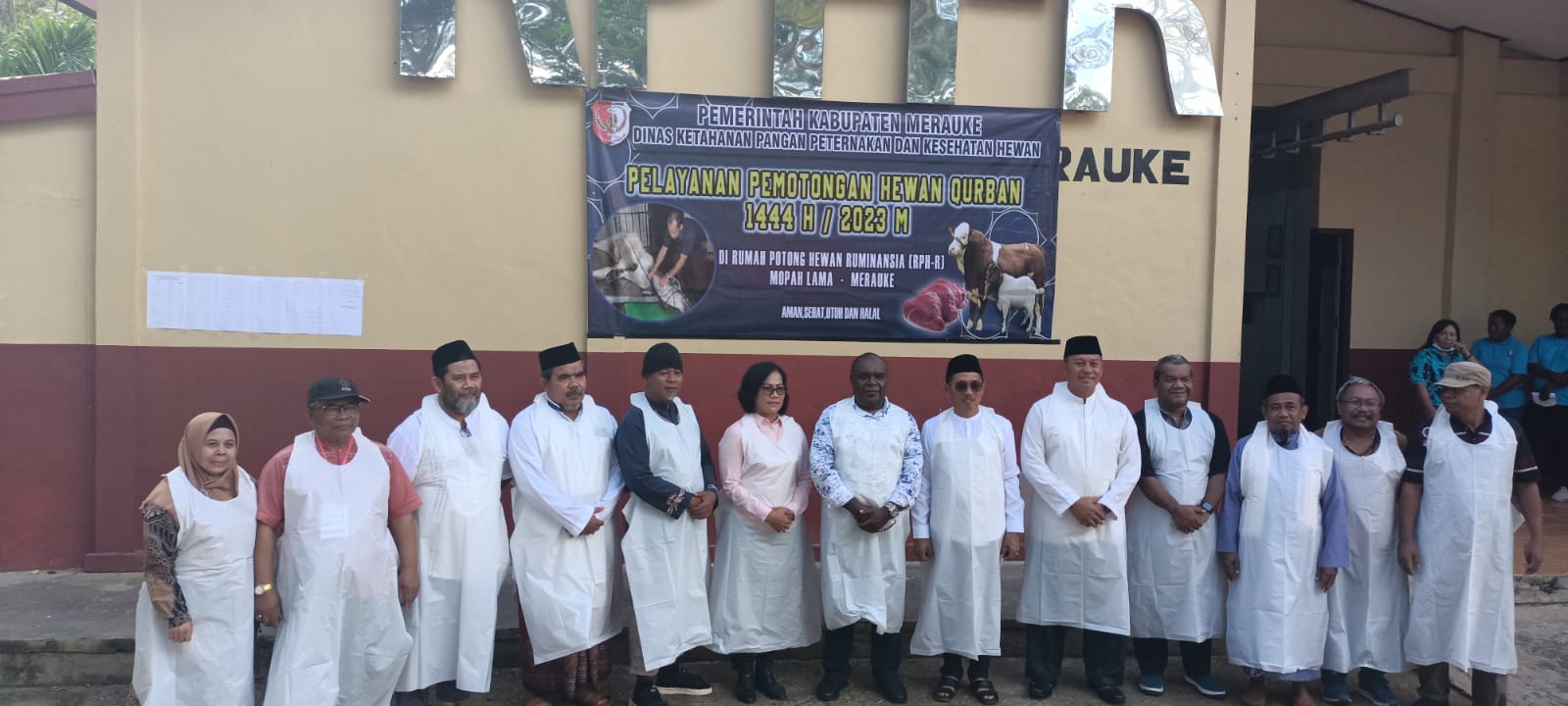 Bupati Merauke, Romanus Mbaraka didampingi Danrem 174 ATW serta pejabat foto bersama – Surya Papua/Frans Kobun