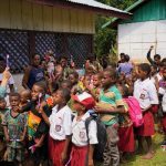 Anak-anak sedang diajarkan cara menggosok gigi yang baik – Surya Papua/IST