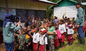 Anak-anak sedang diajarkan cara menggosok gigi yang baik – Surya Papua/IST