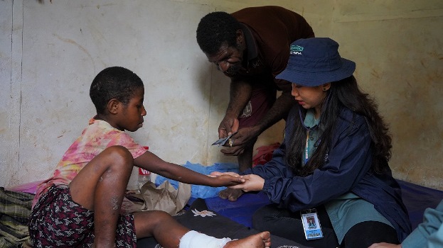 Salah seorang ibu sedang mendapatkan pelayanan kesehatan – Surya Papua/IST