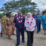 Bupati Merauke, Romanus Mbaraka didampingi Wakil Ketua DPRD, Marotus Solikah saat diterima masyarakat di Sota – Surya Papua/Frans Kobun