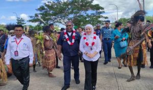 Bupati Merauke, Romanus Mbaraka didampingi Wakil Ketua DPRD, Marotus Solikah saat diterima masyarakat di Sota – Surya Papua/Frans Kobun