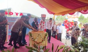 Penekanan tombol oleh Bupati Merauke, Romanus Mbaraka bersama Muspida – Surya Papua/Frans Kobun