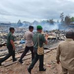 Bupati Merauke, Romanus Mbaraka didampingi muspida meninjau lokasi kebakaran – Surya Papua/IST