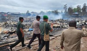 Bupati Merauke, Romanus Mbaraka didampingi muspida meninjau lokasi kebakaran – Surya Papua/IST