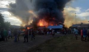 Ratusan kios dan toko di Waman dilalap jago merah tadi siang – Surya Papua/IST