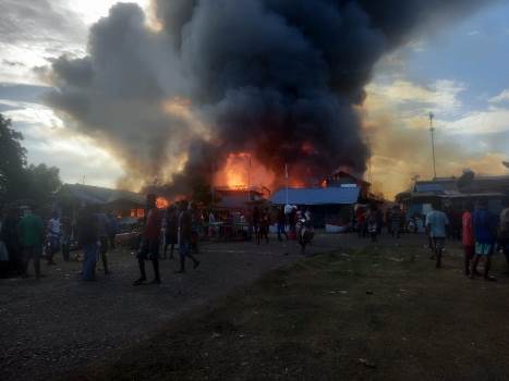 Ratusan kios dan toko di Waman dilalap jago merah tadi siang – Surya Papua/IST