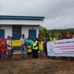 Foto bersama masyarakat di depan bantuan WC yang diberikan PT Papua Agro Lestari – Surya Papua/IST