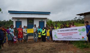 Foto bersama masyarakat di depan bantuan WC yang diberikan PT Papua Agro Lestari – Surya Papua/IST