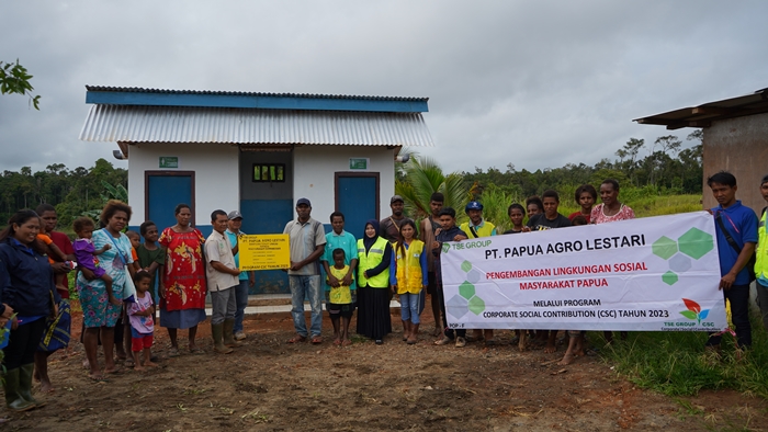 Foto bersama masyarakat di depan bantuan WC yang diberikan PT Papua Agro Lestari – Surya Papua/IST