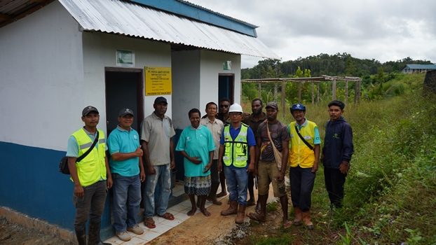 Warga sedang foto bersama dengan pihak perusahan – Surya Papua/IST
