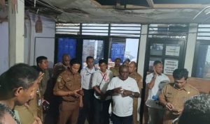 Bupati Merauke, Romanus Mbaraka saat bersama para kepala dinas di Kantor Perindagkop – Surya Papua/Frans Kobun