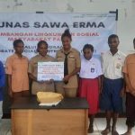Foto bersama saat penyerahan beasiswa kepada anak-anak marga serta tuan dusun – Surya Papua/IST