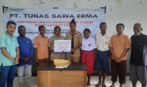 Foto bersama saat penyerahan beasiswa kepada anak-anak marga serta tuan dusun – Surya Papua/IST