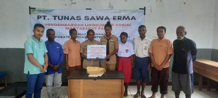 Foto bersama saat penyerahan beasiswa kepada anak-anak marga serta tuan dusun – Surya Papua/IST
