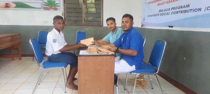 Salah seorang perwakilan siswa sedang menerima bantuan beasiswa – Surya Papua/IST