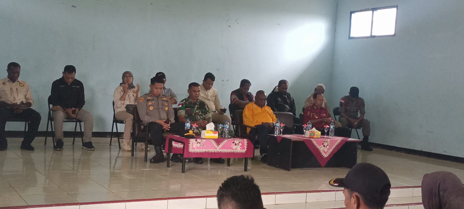 Bupati Merauke, Romanus Mbaraka sedang dialog bersama masyarakat – Surya Papua/Frans Kobun