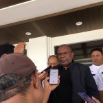 Bupati Merauke, Romanus Mbaraka sedang diwawancarai sejumlah wartawan – Surya Papua/Frans Kobun