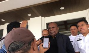 Bupati Merauke, Romanus Mbaraka sedang diwawancarai sejumlah wartawan – Surya Papua/Frans Kobun