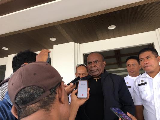 Bupati Merauke, Romanus Mbaraka sedang diwawancarai sejumlah wartawan – Surya Papua/Frans Kobun
