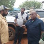Perwakilan Masyarakat Kampung Baedup, Linus Kabajay saat bersama Bupati Merauke, Romanus Mbaraka – Surya Papua/Frans Kobun