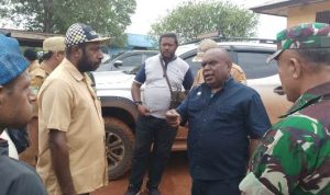 Perwakilan Masyarakat Kampung Baedup, Linus Kabajay saat bersama Bupati Merauke, Romanus Mbaraka – Surya Papua/Frans Kobun