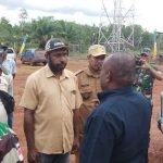 Linus Kabajay sedang berdialog dengan Bupati Merauke, Romanus Mbaraka usai pertemuan di Distrik Ululin beberapa hari lalu – Surya Papua/Frans Kobun