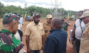 Linus Kabajay sedang berdialog dengan Bupati Merauke, Romanus Mbaraka usai pertemuan di Distrik Ululin beberapa hari lalu – Surya Papua/Frans Kobun