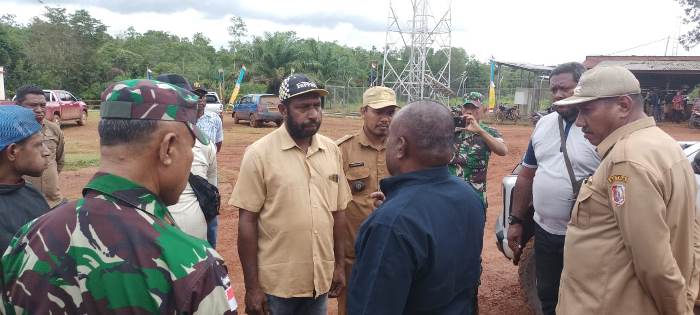 Linus Kabajay sedang berdialog dengan Bupati Merauke, Romanus Mbaraka usai pertemuan di Distrik Ululin beberapa hari lalu – Surya Papua/Frans Kobun