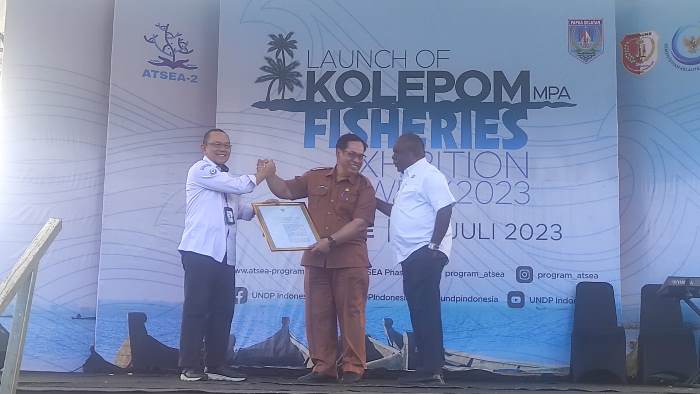 Asisten I Setda Provinsi Papua Selatan, Agustinus Joko Guritno sedang menerima plakat – Surya Papua/Frans Kobun