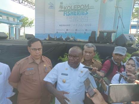 Sejumlah wartawan sedang mewawancarai Bupati Merauke – Romanus Mbaraka – Surya Papua/Frans Kobun