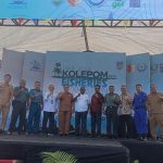 Foto bersama usai peluncuran Pulau Kolepom sebagai konservasi perairan – Surya Papua/Frans Kobun