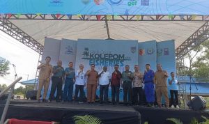 Foto bersama usai peluncuran Pulau Kolepom sebagai konservasi perairan – Surya Papua/Frans Kobun