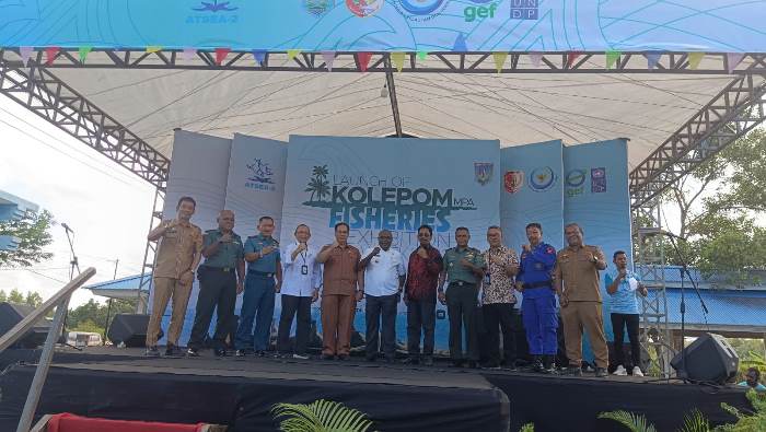 Foto bersama usai peluncuran Pulau Kolepom sebagai konservasi perairan – Surya Papua/Frans Kobun