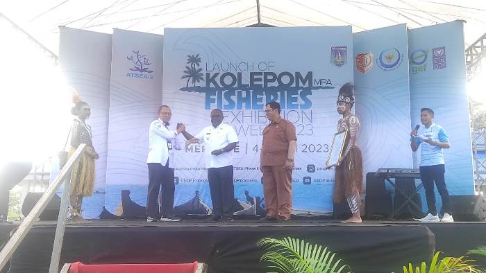 Bupati Merauke, Romanus Mbaraka menerima plakat dari KKP – Surya Papua/Frans Kobun