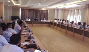 Bupati Merauke, Romanus Mbaraka sedang memimpin rapat yang dihadiri pejabat dari setiap OPD – Surya Papua/Frans Kobun