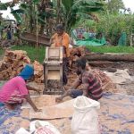 Yakobus Yamtob dibantu dua warga setempat sedang melakukan kegiatan pemarutan sagu – Surya Papua/Frans Kobun