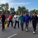 Bupati Merauke, Romanus Mbaraka ikut jalan santai yang berlangsung tadi pagi – Surya Papua/Frans Kobun
