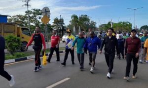 Bupati Merauke, Romanus Mbaraka ikut jalan santai yang berlangsung tadi pagi – Surya Papua/Frans Kobun