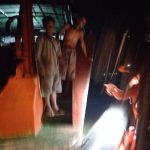 Dua awak perahu semang yang sedang dievakuasi setelah kapal tersebut mengalami kebocoran – Surya Papua/IST