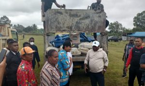Bupati Merauke, Romanus Mbaraka menyerahkan secara simbolis semen kepada panitia pembangunan masjid – Surya Papua/Frans Kobun
