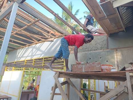 Salah seorang tukang sedang sibuk menyelesaikan pekerjaan merehab ruang pertemuan – Surya Papua/Frans Kobun