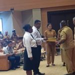 Perwakilan guru P3K sedang menerima Sk yang diserahkan langsung Bupati Merauke, Romanus Mbaraka – Surya Papua/Frans Kobun