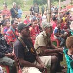 Ratusan masyarakat di Distrik Muting yang mengikuti dialog bersama Bupati Merauke, Romanus Mbaraka – Surya Papua/Frans Kobun