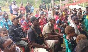 Ratusan masyarakat di Distrik Muting yang mengikuti dialog bersama Bupati Merauke, Romanus Mbaraka – Surya Papua/Frans Kobun