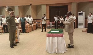 Bupati Merauke, Romanus Mbaraka sedang melantik Jeremias Paulus Ndiken menjadi Sekda Merauke – Surya Papua/Frans Kobun