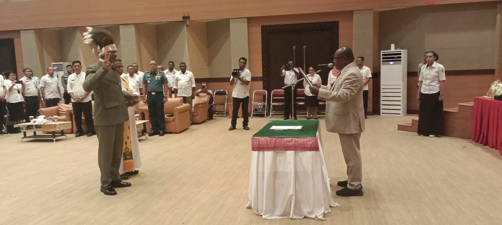 Bupati Merauke, Romanus Mbaraka sedang melantik Jeremias Paulus Ndiken menjadi Sekda Merauke – Surya Papua/Frans Kobun