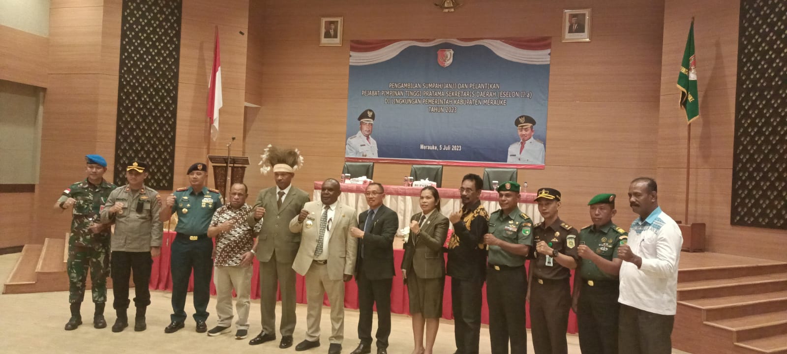 Muspida sedang foto bersama dengan Bupati Merauke, Romanus Mbaraka bersama Sekda yang baru dilantik – Surya Papua/Frans Kobun